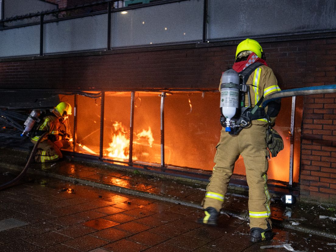 Brandweerlieden aan het werk bij de parkeerkelder aan het Pluvierhof in Hellevoetsluis