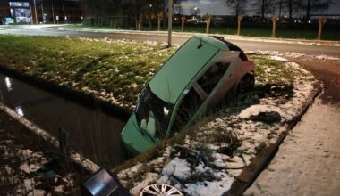 Auto's belanden in het water door gladde wegen - Drukke ochtendspits verwacht