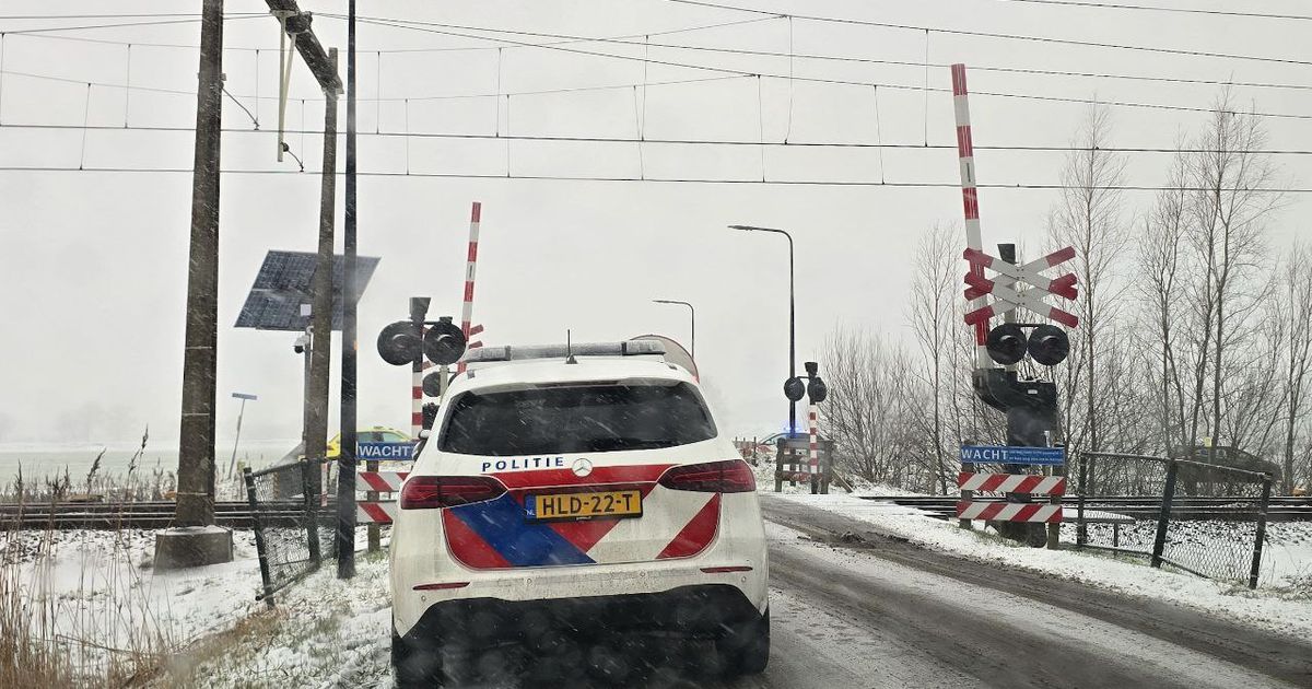 112 Nieuws: Vrachtwagen van de weg in Kampen | Code oranje in Overijssel - RTV Oost
