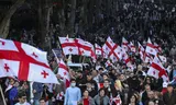 Aanhangers van de Georgische oppositie gingen zaterdag de straat in de hoofdstad Tbilisi op om opnieuw te protesteren tegen de regering. Foto DAVID MDZINARISHVILI/EPA