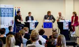AD-correspondent Mark van Assen, filosoof Sid Lukkassen, moderator Robert Jensen, oorlogsverslaggever Arnold Karskens en Carla Joosten tijdens het debat over nepnieuws en de Europese Unie.