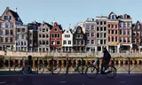 Een man liet zijn kind in zijn  huurwoning (niet op de foto) aan een Amsterdamse gracht wonen.