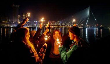 Mensen vieren het nieuwe jaar met sterretjes om 12 uur 's nachts