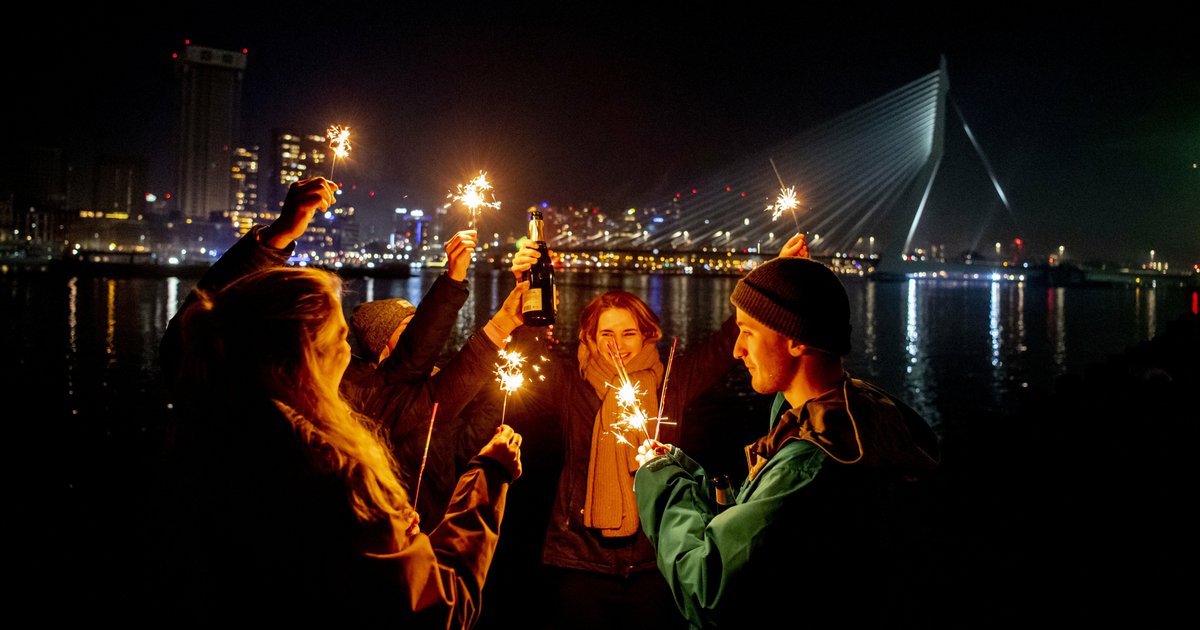 Mensen vieren het nieuwe jaar met sterretjes om 12 uur 's nachts