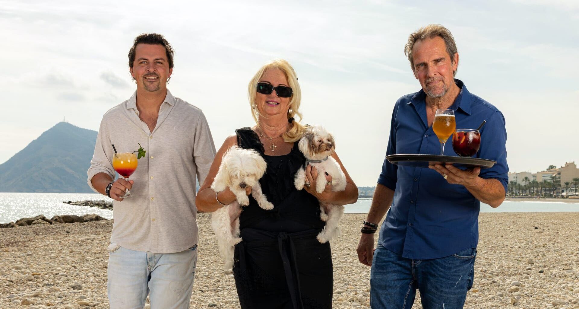 Peter en Mike Hansler verbieden moeder Mo iets in De Hanslers: Van de Piste naar de Playa