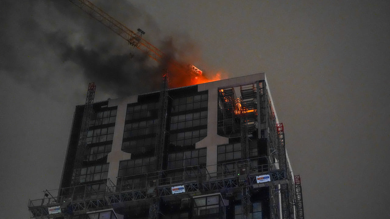 Brand op het dak van nieuwe woontoren - Studio 040