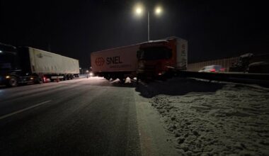 Veel vertraging op A12 richting Utrecht door geschaarde vrachtwagen
