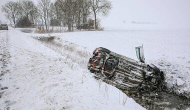 112-nieuws: Auto op de kop in sloot bij Noordhorn • File op Ring West opgelost - RTV Noord