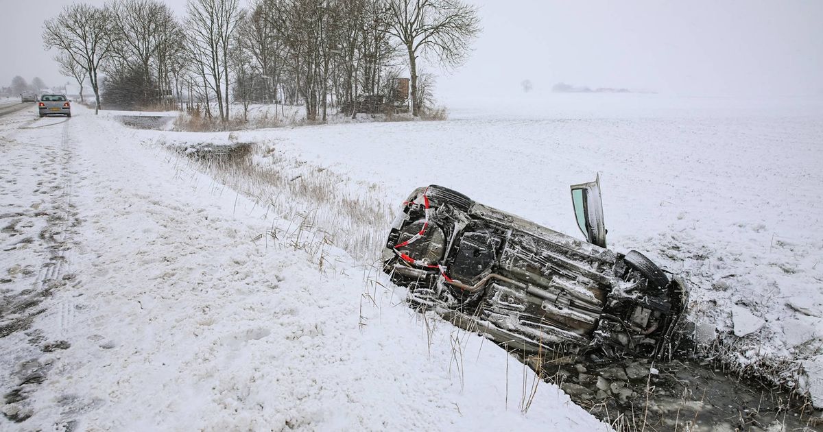 112-nieuws: Auto op de kop in sloot bij Noordhorn • File op Ring West opgelost - RTV Noord