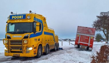 112-nieuws: Vrachtwagen glijdt van de weg in Groningen • Auto op de kop in sloot bij Noordhorn - RTV Noord