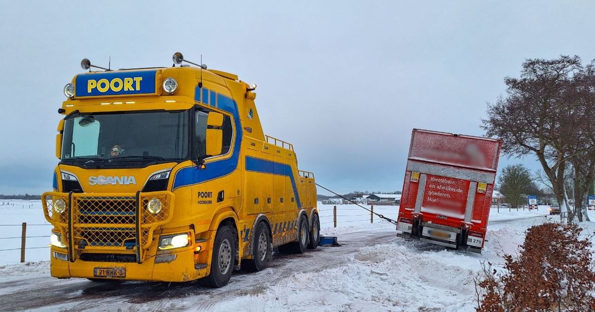 112-nieuws: Vrachtwagen glijdt van de weg in Groningen • Auto op de kop in sloot bij Noordhorn - RTV Noord