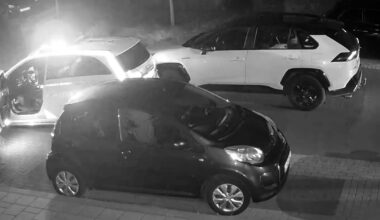 Verdachte springt uit rijdende auto tijdens politieachtervolging