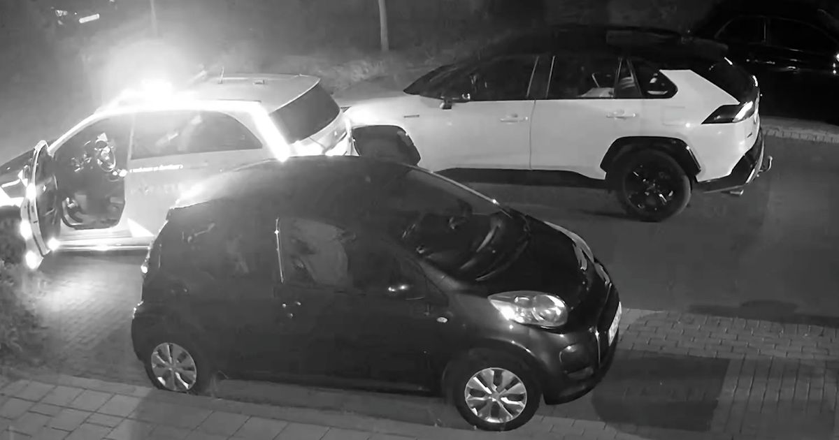 Verdachte springt uit rijdende auto tijdens politieachtervolging