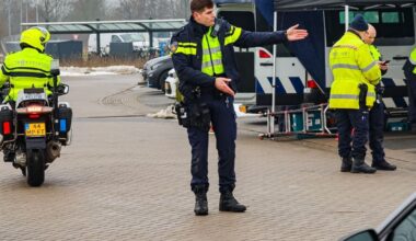 112-nieuws: Drie aanhoudingen bij verkeerscontrole A7 • Vrachtwagen en bestelbus botsen in Niebert