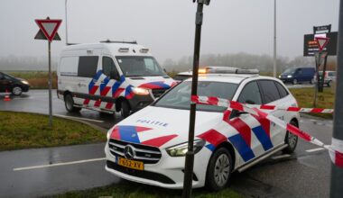 Fietser gewond bij aanrijding met vrachtwagen in Sint Annaparochie | 500 kilo hasj in verdachte pakketten Terschelling