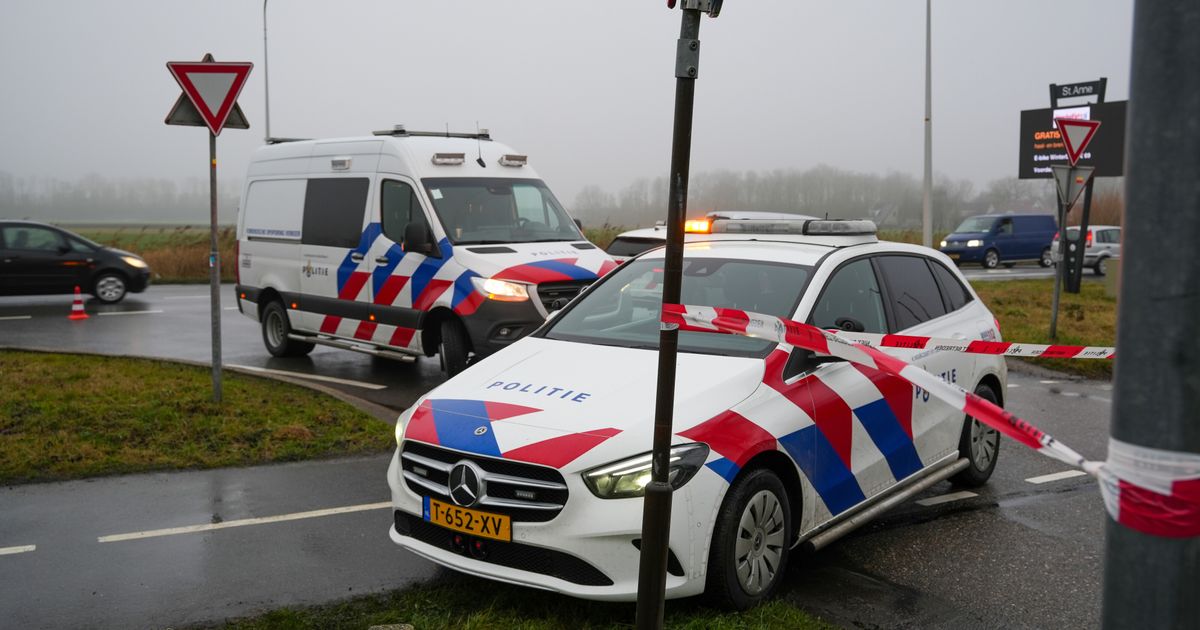Fietser gewond bij aanrijding met vrachtwagen in Sint Annaparochie | 500 kilo hasj in verdachte pakketten Terschelling
