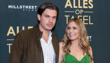 Heleen van Royen in tranen bij hereniging met zoon Sam: 'All you need is love' - RTL.nl