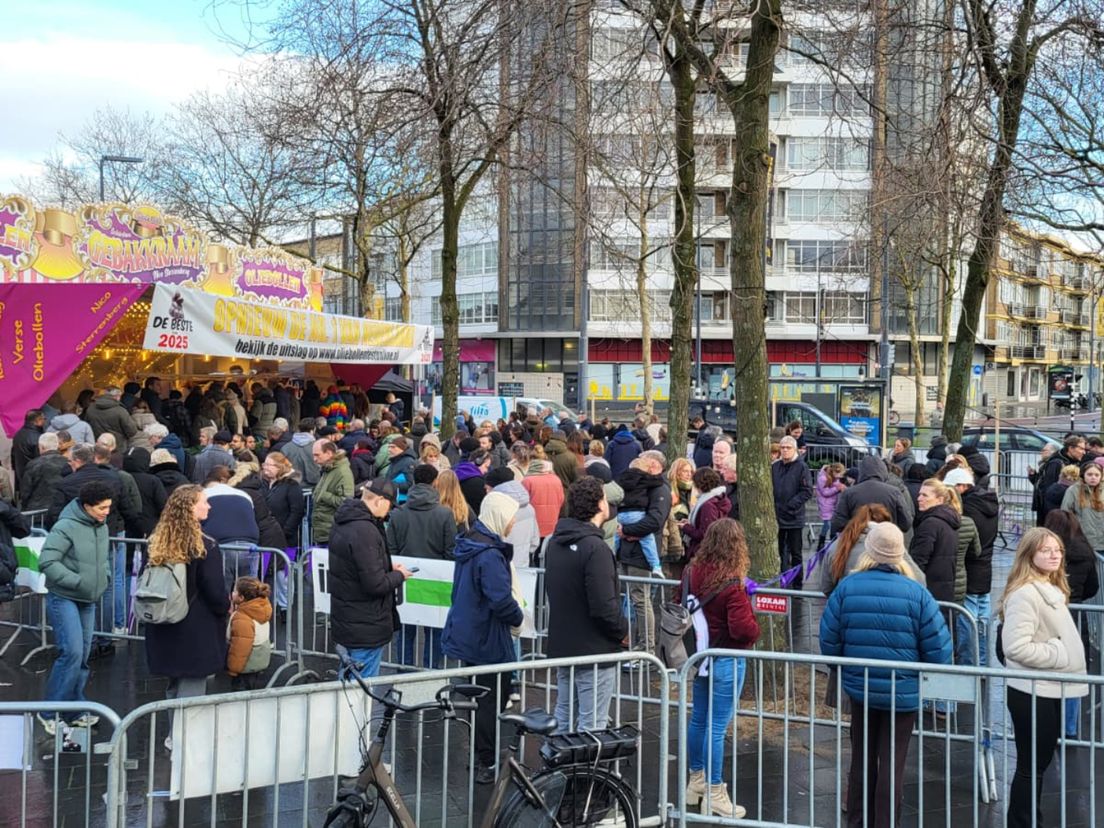 Lange rijen voor de kraam in Schiedam
