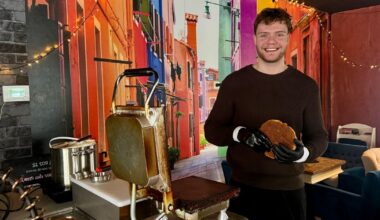 Elzano (19) verdient zijn geld met stroopwafels bakken: ‘Ik mag ze zelf niet eten’