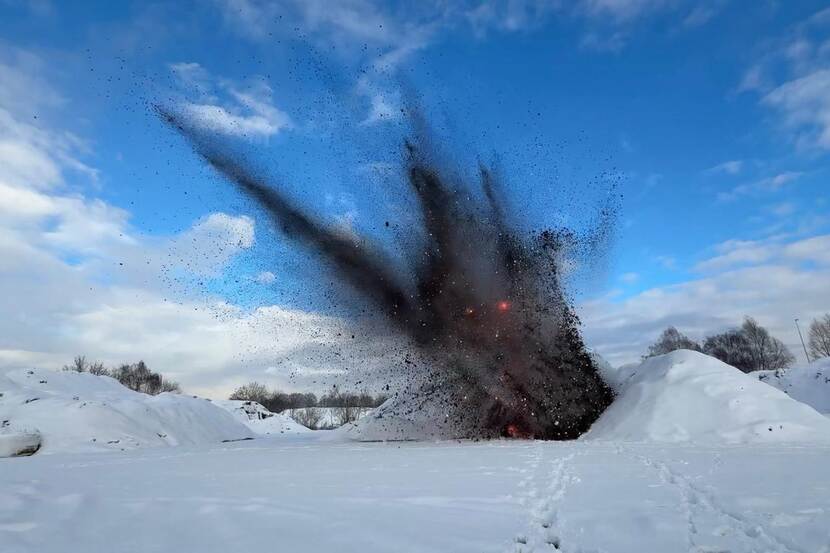Ontploffing in de sneeuw.