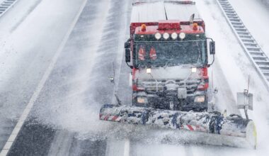 Gaten in de weg en kapotte hectometerpaaltjes: winterweer laat sporen na - RTV Noord