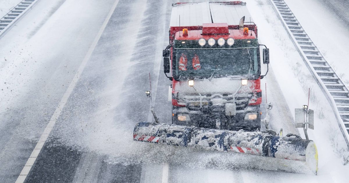 Gaten in de weg en kapotte hectometerpaaltjes: winterweer laat sporen na - RTV Noord