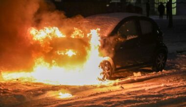 Brand treft auto waar de sneeuw nog op ligt in Leeuwarden