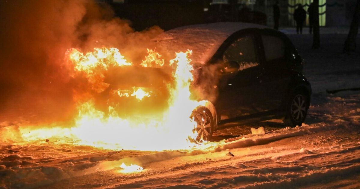 Brand treft auto waar de sneeuw nog op ligt in Leeuwarden