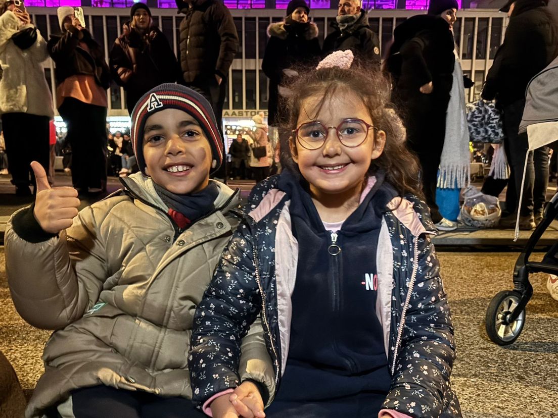 Twee jonge bezoekers van het Nationaal Vuurwerk