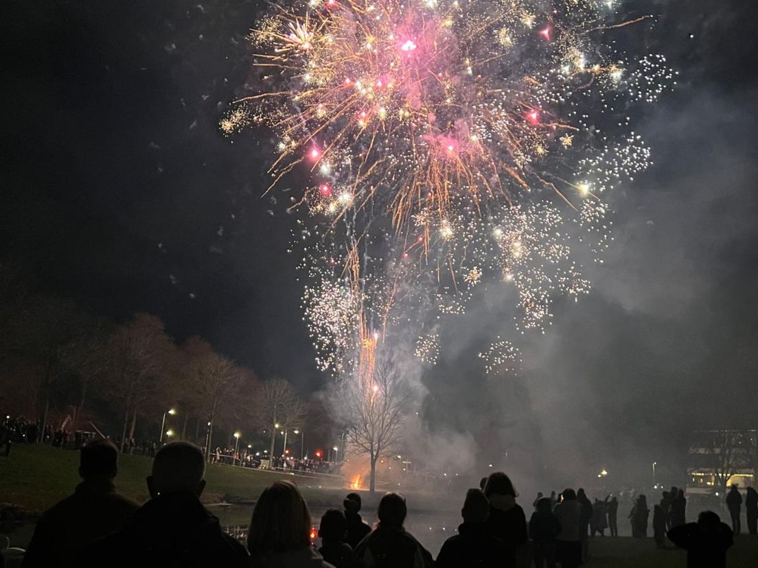 De vuurwerkshow van de winkel trok zo'n vierhonderd mensen
