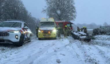 Ongelukken door gladheid in Limburg: auto belandt op de kop in sloot - L1 Nieuws