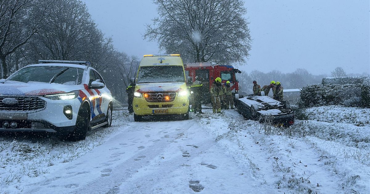 Ongelukken door gladheid in Limburg: auto belandt op de kop in sloot - L1 Nieuws