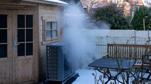 Koud huis dreigt bij ingesneeuwde warmtepomp, uitgraven is het advies
