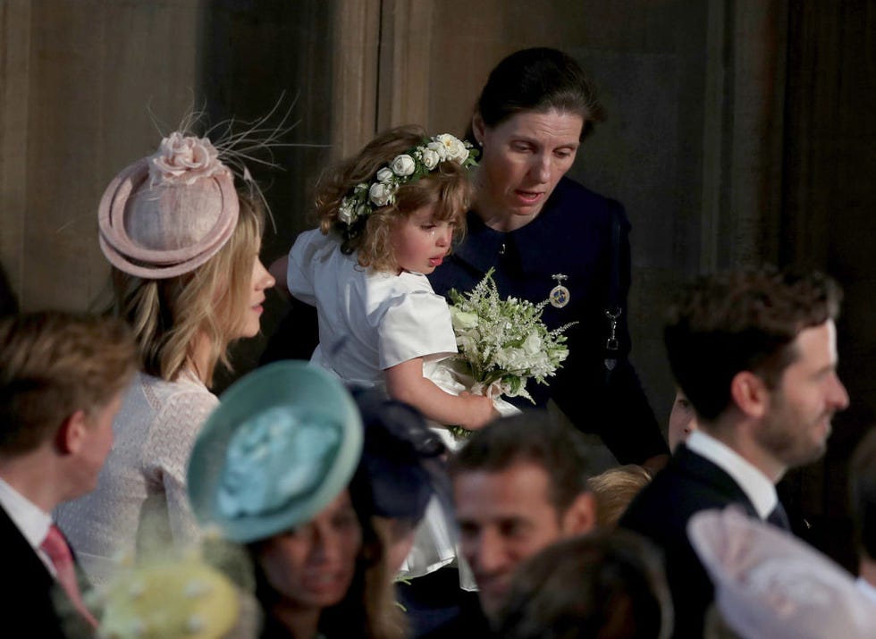 De nanny van Kate Middletons kinderen speelde een belangrijke rol op Meghan Markle's trouwdag nanny maria teresa turrion borrallo met zalie warren in haar armen tijdens de bruiloftsceremonie van meghan markle en prins harry