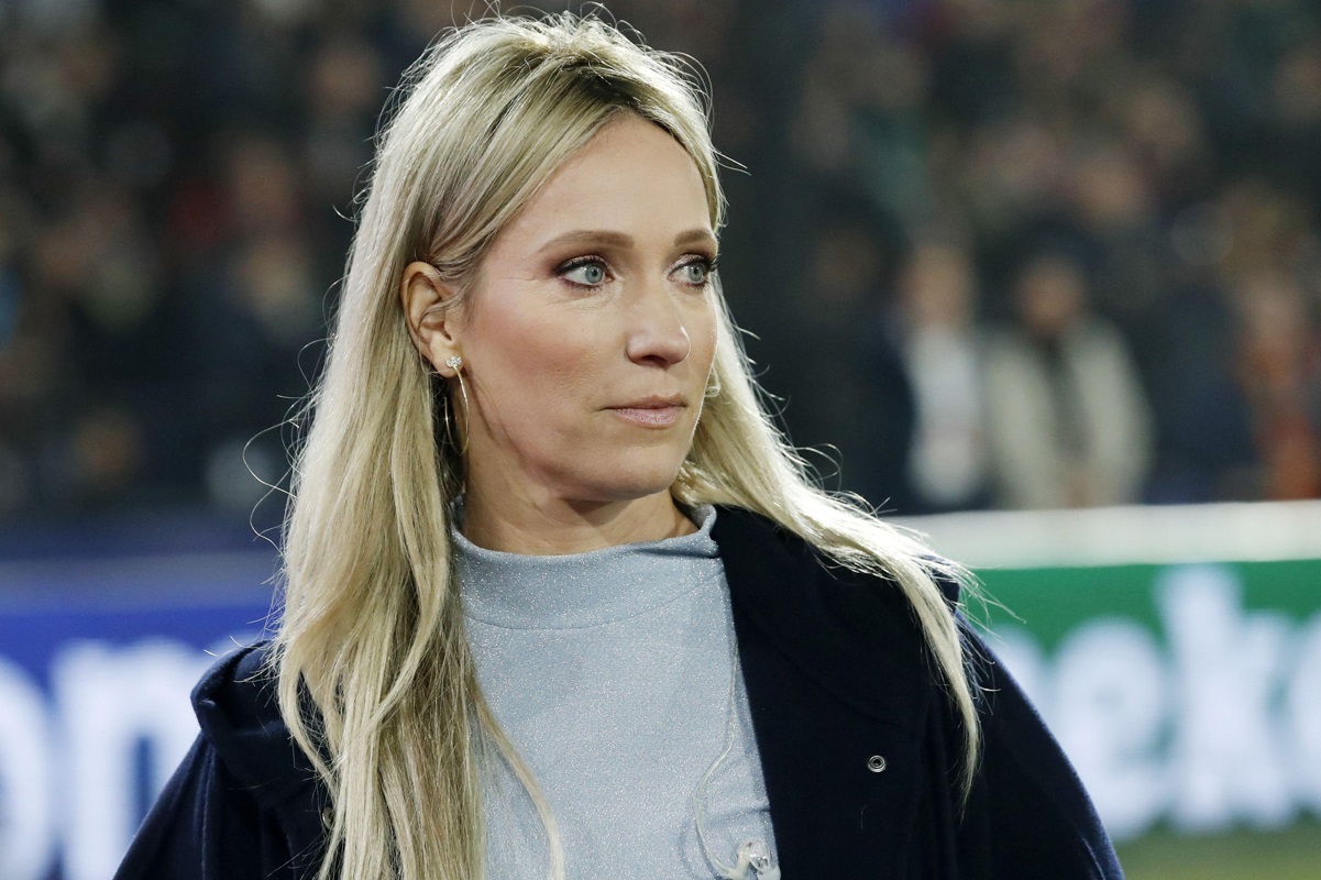 Foto: Hélène Hendriks walgt van één voetballer: “Wat een eikel”