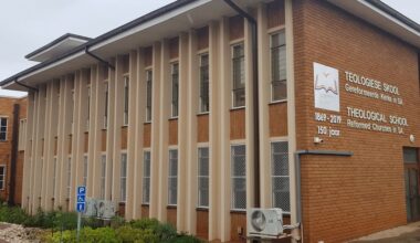 Een bakstenen gebouw met hoge ramen.