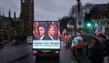Een billboard op een vrachtwagen vertoont de beeltenis van Reza Pahlavi en Donald Trump, met daaronder de tekst: Thank you Trump. 