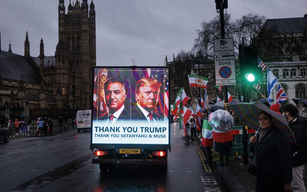Een billboard op een vrachtwagen vertoont de beeltenis van Reza Pahlavi en Donald Trump, met daaronder de tekst: Thank you Trump. 