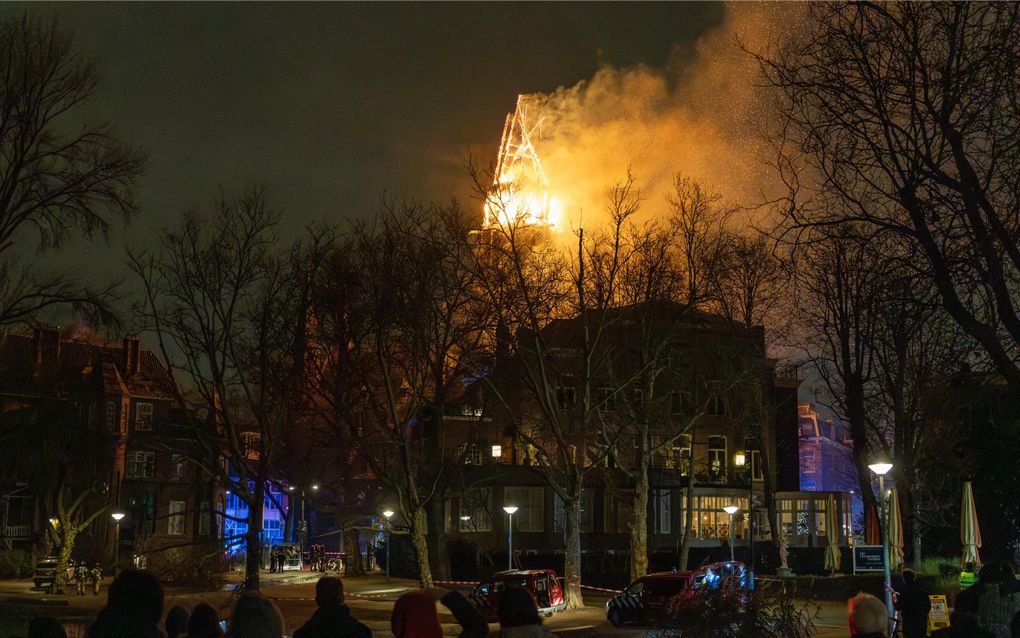 Vondelkerk Amsterdam afgebrand • veertien mensen naar Oogziekenhuis