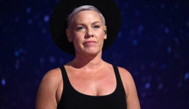 Pink viert oud en nieuw in ziekenhuis na nekoperatie