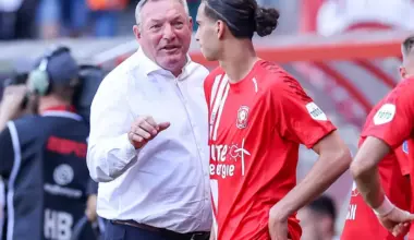 Emotionele woorden: Twente-spelers eren Ron Jans na zijn laatste bekerwedstrijd