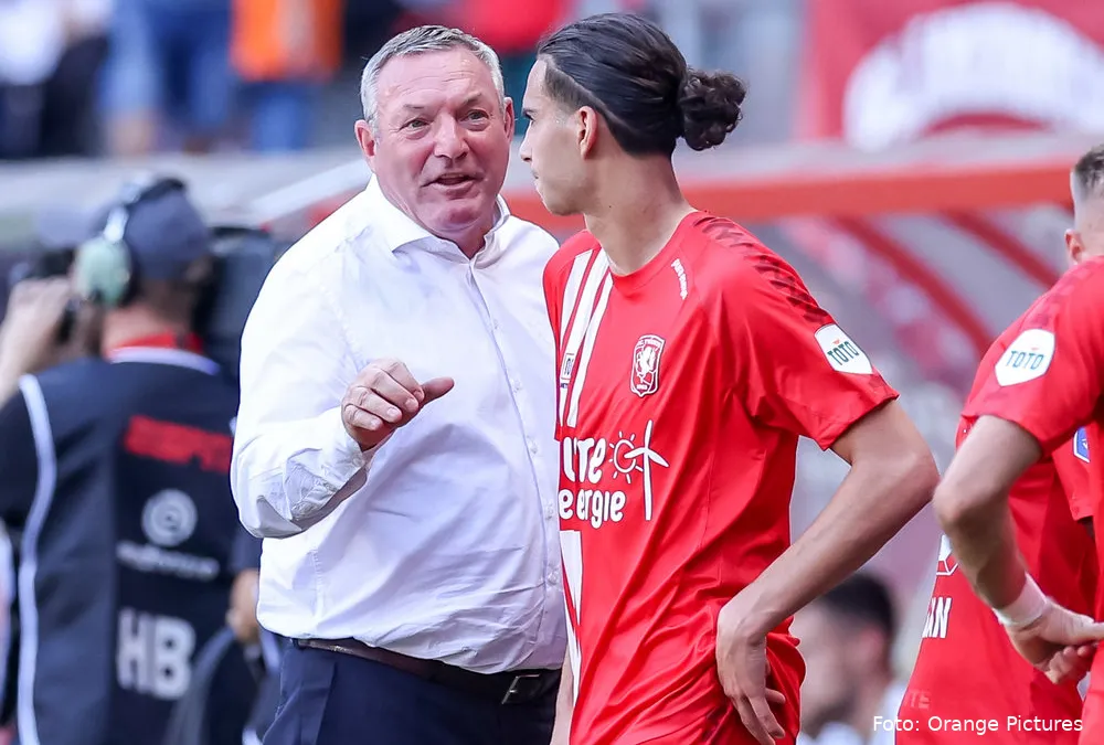 Emotionele woorden: Twente-spelers eren Ron Jans na zijn laatste bekerwedstrijd