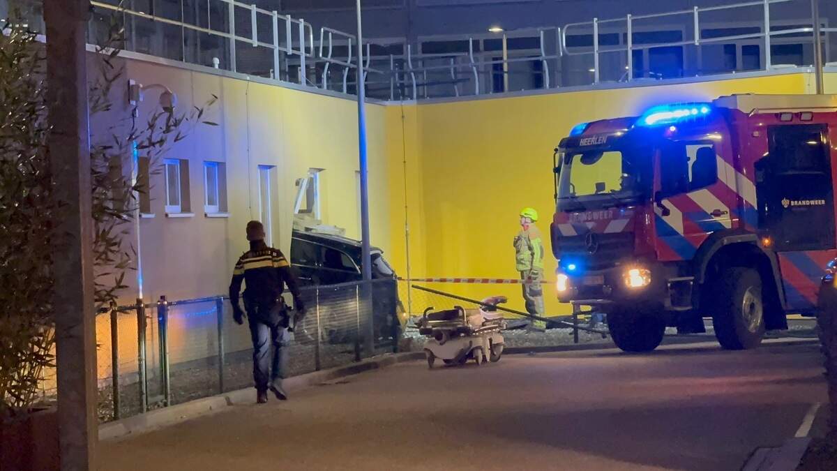 Auto rijdt dwars door gevel van ziekenhuis in Heerlen, spoedeisende hulp gesloten
