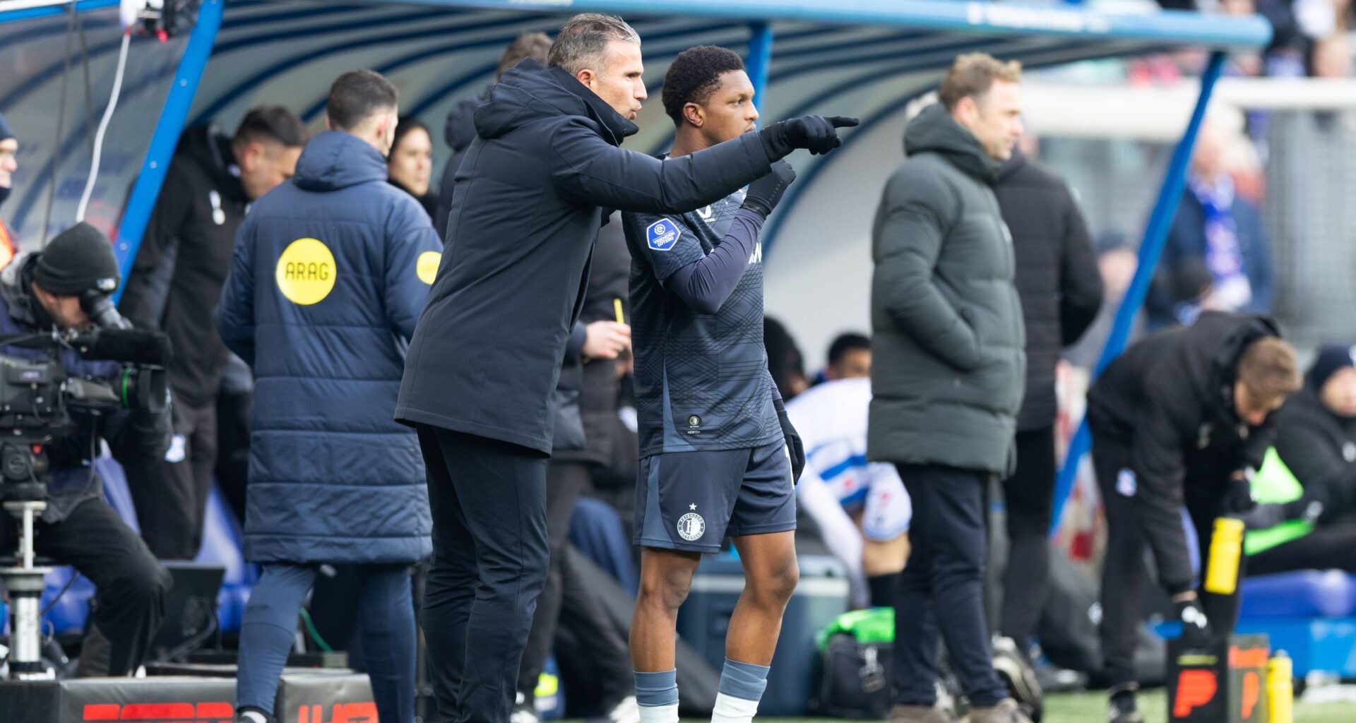 Robin van Persie ging tegen alle medische adviezen in: Givairo Read wacht MRI-scan