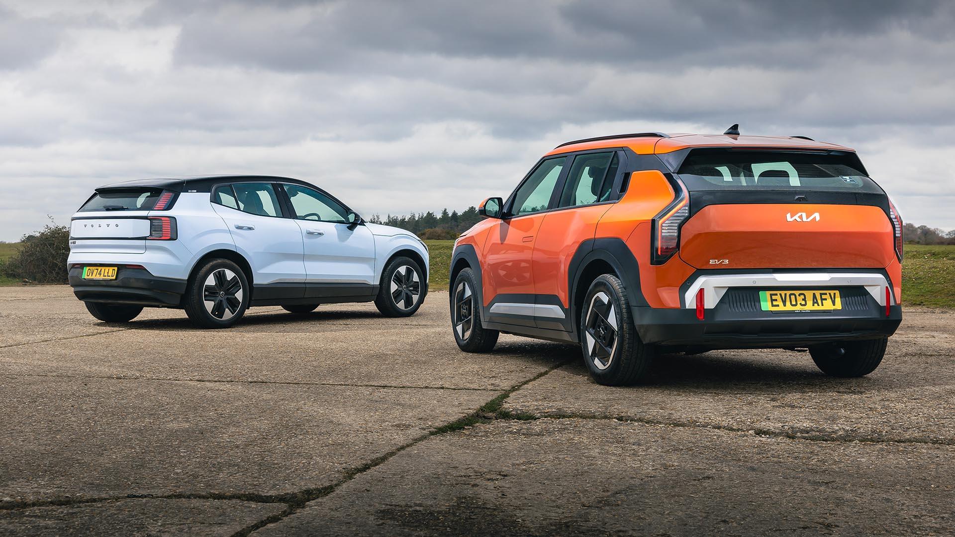 Kia EV3 en Volvo EX30 naast elkaar achterkant