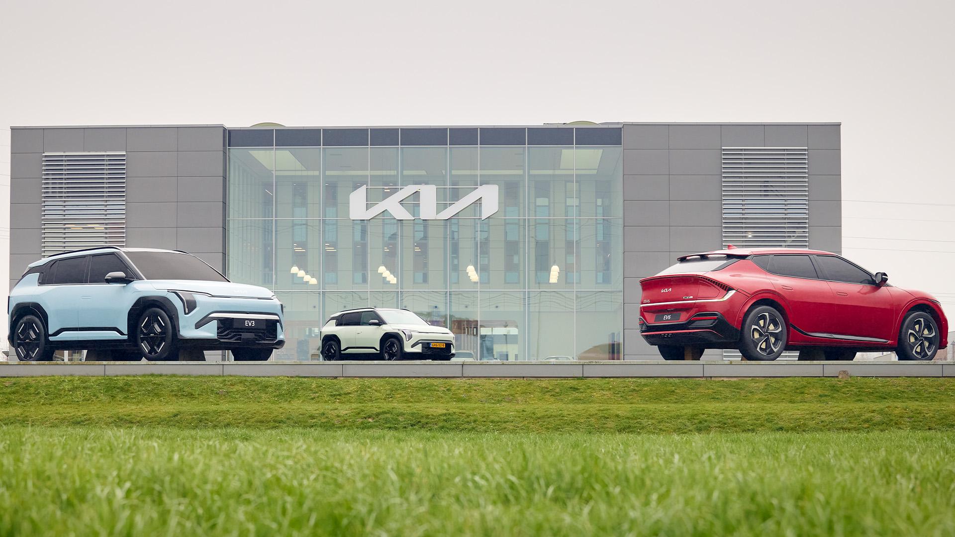 enorme Kia EV3 naast een normale, maar ook een enorme Kia EV6