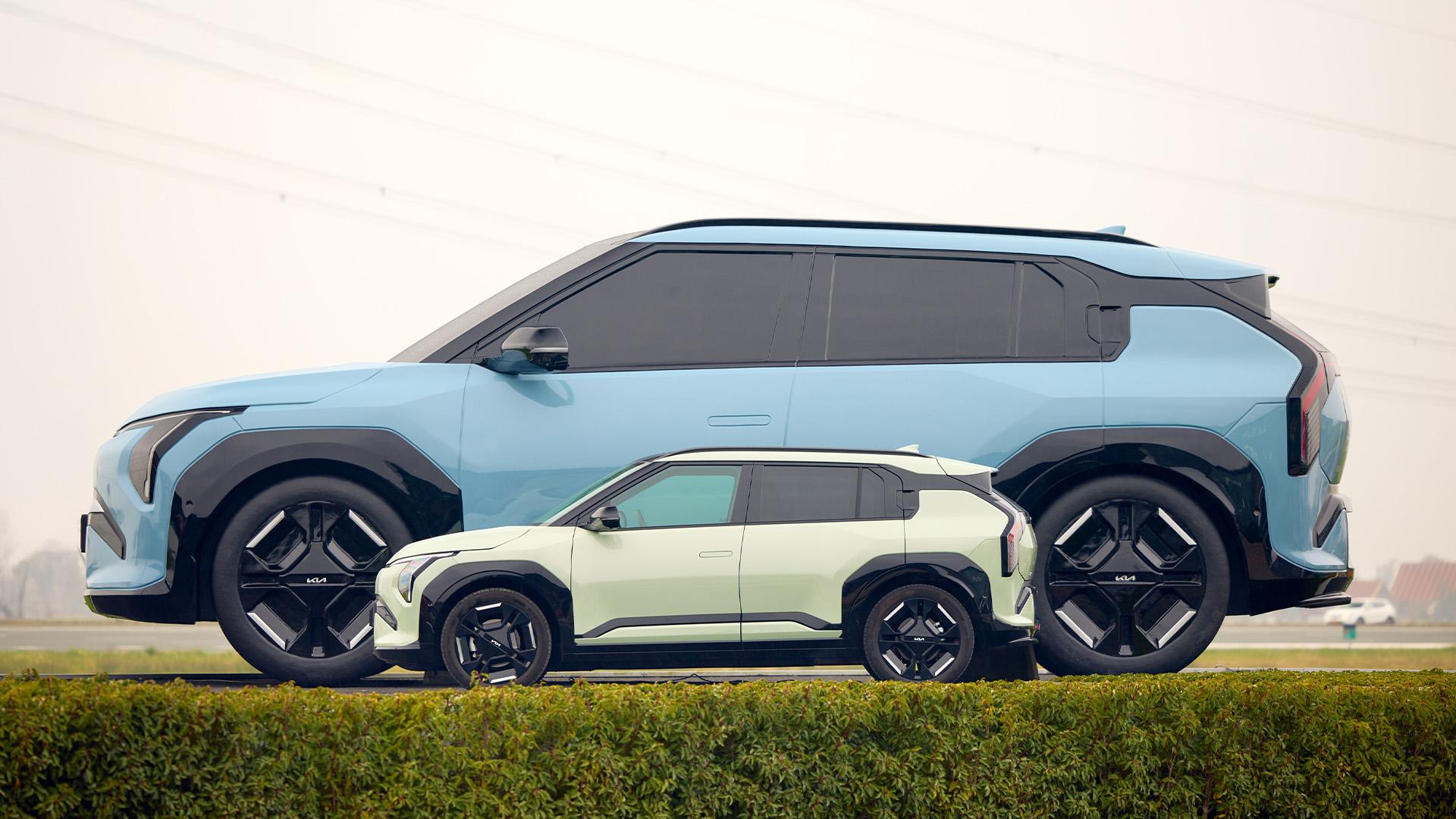 enorme Kia EV3 naast een normale Kia EV3