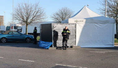 Overleden persoon aangetroffen in auto op parkeerplaats - WOS Nieuws