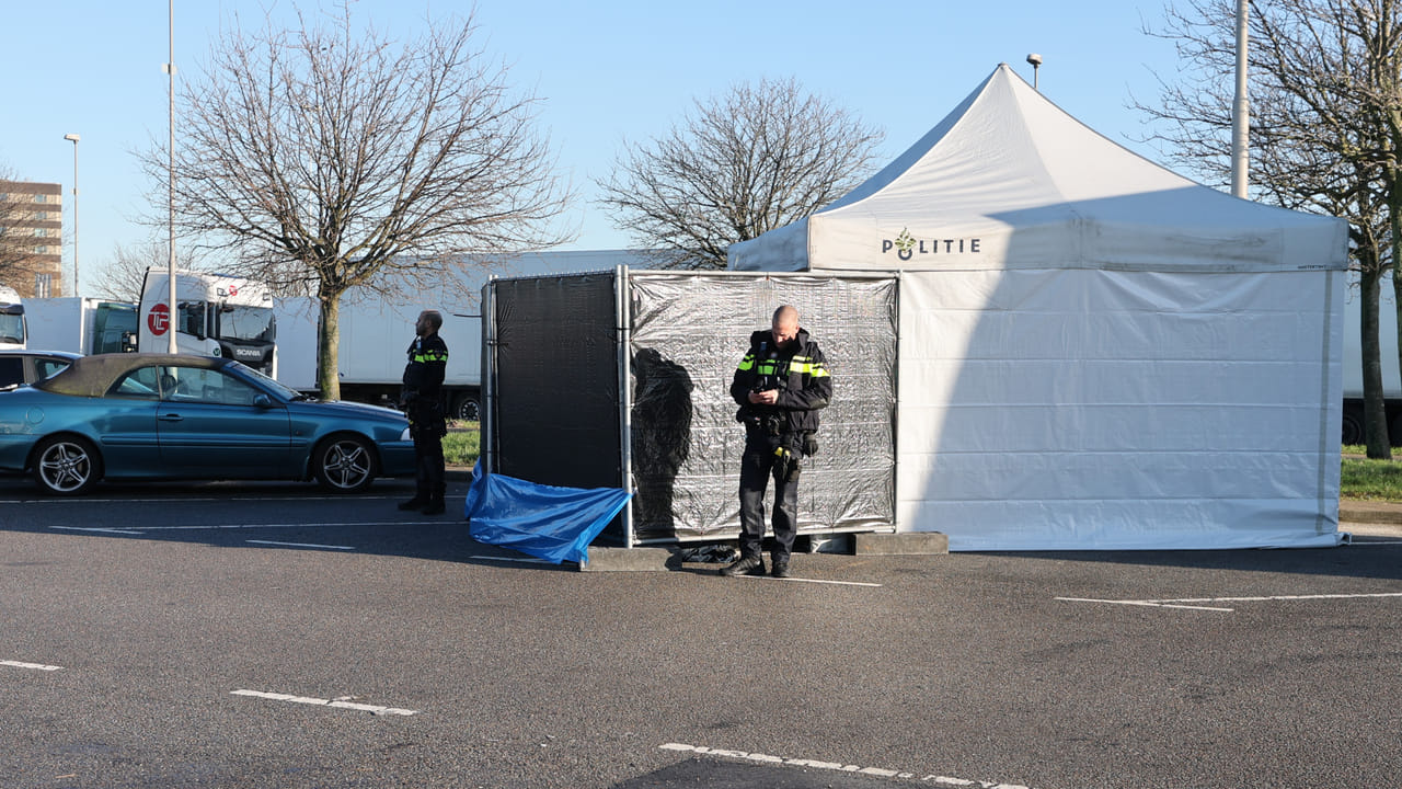 Overleden persoon aangetroffen in auto op parkeerplaats - WOS Nieuws