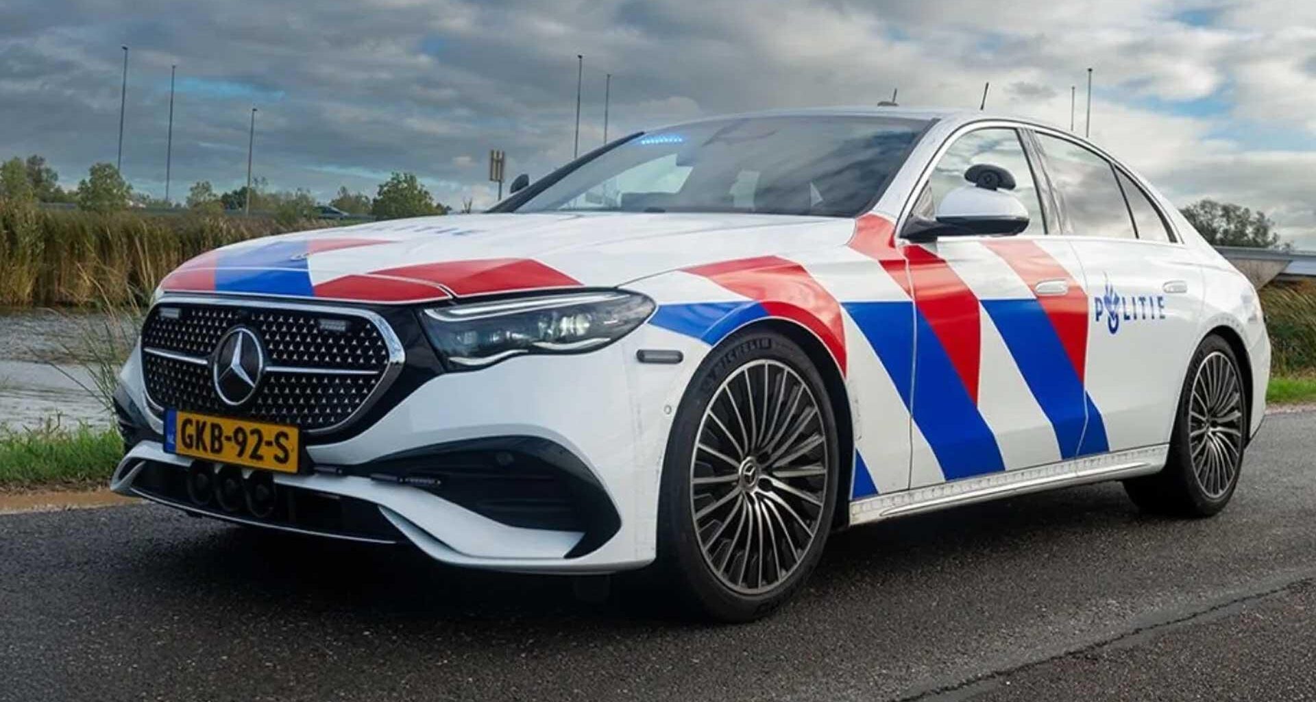 Mercedes van Politie gaat zo snel van 100 naar 200 km/u